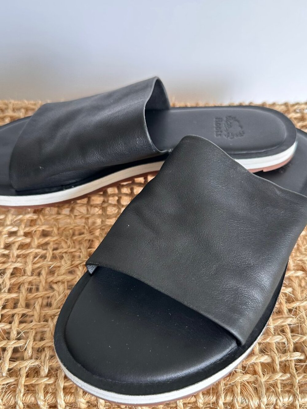 Roots Black Leather Slide Sandals – Women’s Size 6